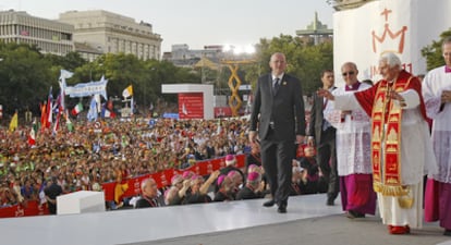 Pope Benedict XVI salutes the hundreds of thousands of World Youth Day pilgrims who flocked to Madrid's Cibeles square on Thursday.