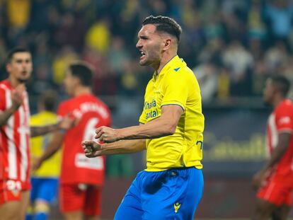 Lucas Pérez celebra tras marcar con el Cádiz el pasado viernes ante el Almería.