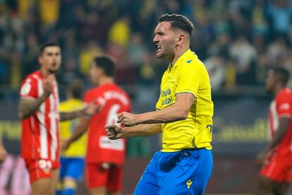 Lucas Pérez celebra tras marcar con el Cádiz el pasado viernes ante el Almería.