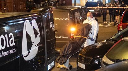 Un miembro de la funeraria traslada el cadáver de uno de los fallecidos, el martes en Parla.