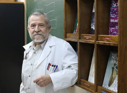 Francisco Mora, doctor en Medicina y Neurociencia, en su despacho de la Facultad de Medicina de la Universidad Complutense.