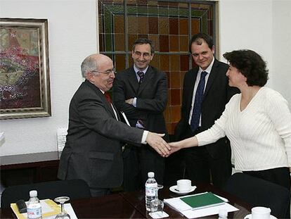 Juan Jiménez Aguilar saluda a Soledad Murillo en presencia de David Vegara (derecha).
