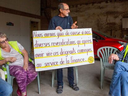 Un grupo de 'chalecos amarillos', el viernes en Caumont-sur-Garonne.