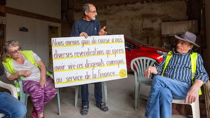 Un grupo de 'chalecos amarillos', el viernes en Caumont-sur-Garonne.