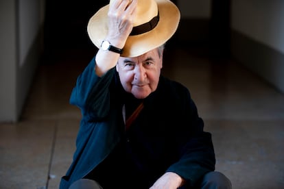 John Banville retratado en Mantua en septiembre de 2022.