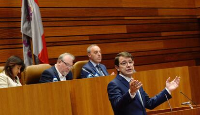 Alfonso Fernández Mañueco, momentos antes de iniciar su discurso de investidura el pasado martes.