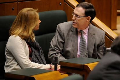 Gatzagaetxebarria habla con la portavoz del PP, Arantza Quiroga, en un momento del pleno monográfico.