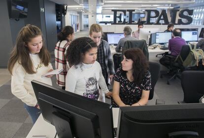 Sofía, Julia y Sara echaron una mano a Gema García en la selección y edición de las imágenes del día. Durante toda la jornada ellos fueron tomando fotografías de todo aquello que les interesaba en la redacción de El País. Con el material elaboraron fotogalerías.