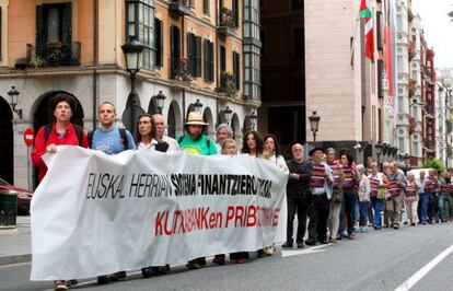 Cadena humana contra los planes de Kutxabank, que ha partido de la sede del PNV.