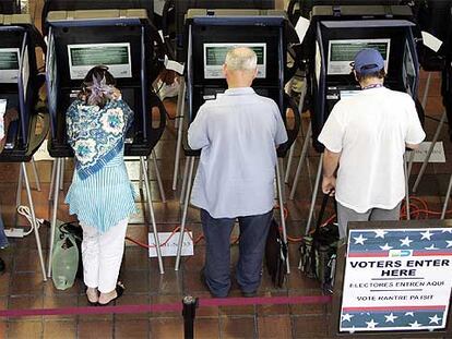 En la imagen, votantes de Florida acuden a un centro electoral en Miami.
