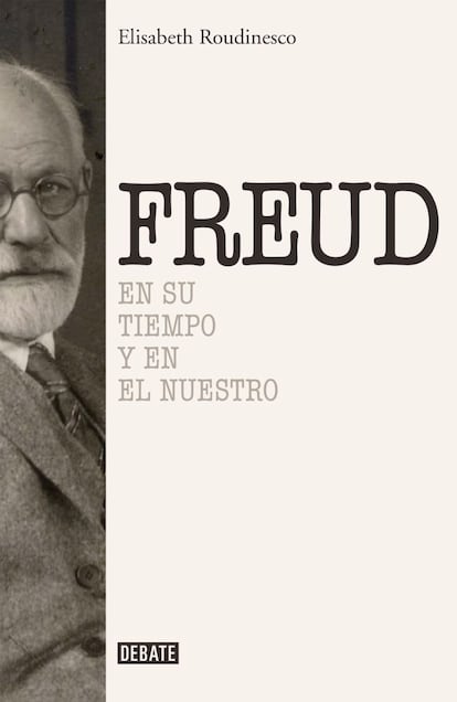 "Que Freud (1856-1939) sigue vivo en Occidente lo experimentamos a diario: los conceptos que acuñó se emplean en conversaciones informales y hasta se fabrican muñecos de trapo y títeres con su efigie. Su figura ha sido creada y recreada por sus biógrafos en numerosas ocasiones y su legado ha sido objeto de discusiones violentas. La historiadora del psicoanálisis Élisabeth Roudinesco es consciente de ello ya desde el prólogo de su biografía de Freud, en la que, si bien apenas dedica atención a la figura de Freud en nuestro tiempo —aunque lo prometa desde el título—, no deja de señalar que la enorme influencia del psiquiatra austriaco en nuestros días se debe a que éste “impuso a la subjetividad moderna una pasmosa mitología de los orígenes cuyo poderío parece más vivo que nunca cuando más se intenta erradicarlo”. El texto, que le valió a su autora el premio Décembre en Francia el año pasado, viene precedido por cierta controversia tras la publicación del ensayo de Michel Onfray Freud: El crepúsculo de un ídolo, donde el autor dejaba a Freud y a su sistema de pensamiento en muy mal lugar". Por MERCEDES CEBRIÁN