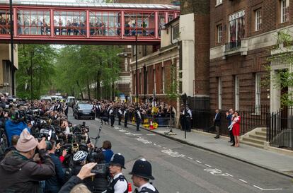 Vista general de la salida de los duques de Cambridge del hospital, una multitud les esperaba para dar la bienvenida al nuevo príncipe de Cambridge.