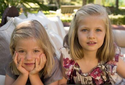 2012. Los Príncipes de Asturias dejaron todo el protagonismo de la felicitación navideña a sus hijas. Aprovecharon una de las imágenes tomadas en agosto, con motivo del 40 cumpleaños de la entonces princesa Letizia, para enviar "mucho ánimo y fortaleza para el Año Nuevo 2013".