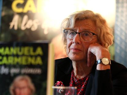 La exalcaldesa Manuela Carmena, durante la presentación de su nuevo libro 'A los que vienen' en el Café Comercial. 
 
 