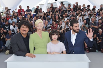 El director Bong Joon-Ho (izda.), las actrices Tilda Swinton y Ahn Seo-Hyun, y el actor Jake Gyllenhaal (dcha.) asisten al phtocall de la película 'Okja'.