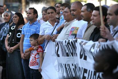 Gitanos rumanos y españoles, entre otros asistentes, asistieron a la protesta de ayer en Valencia contra las expulsiones de gitanos.