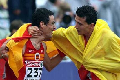 Jesus España (izquierda) felicita a Juan Carlos Higuero al finalizar la prueba de los 5.000m.