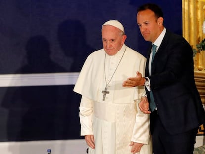 O Papa, acompanhado pelo primeiro-ministro Leo Varadkar, em sua chegada a Dublin neste sábado.