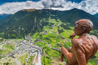 Día tras día, ese hombre caviloso sin nombre está sentado a varios cientos de metros sobre los verdes valles de los Pirineos al borde de su plataforma. ¿En qué pensará? Quizá esta estatua, situada en Canillo, en mitad del diminuto Principado de Andorra, quiera decirnos una cosa: que a veces solo es cuestión de balancear los pies sobre el abismo, mirar a las montañas y celebrar la belleza del entorno