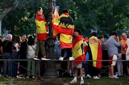 El público se agolpaba para ver el desfile en el paseo del Prado de Madrid.