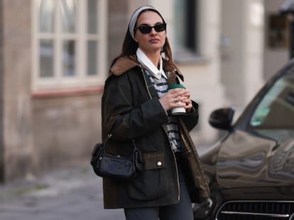 Artículo de EL PAÍS Escaparate sobre chaquetas tipo Barbour para mujer, la tendencia estrella de la temporada.