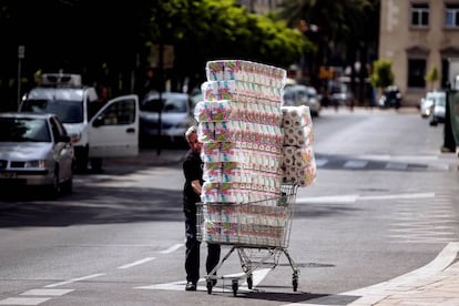 Un trabajador transporta una remesa de rollos de papel higiénico con destino a un supermercado de Málaga.