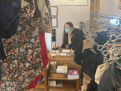 Aline Tran, quien inició la 'action culottée', este jueves en su tienda de lencería en París. 