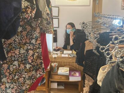 Aline Tran, quien inició la 'action culottée', este jueves en su tienda de lencería en París.