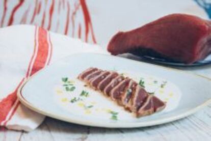 Tataki de atún con ajo blanco.