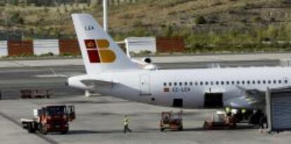 Una aeronave de Iberiaen el aeropuerto Adolfo Su&aacute;rez Madrid-Barajas