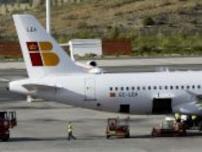 Una aeronave de Iberiaen el aeropuerto Adolfo Su&aacute;rez Madrid-Barajas