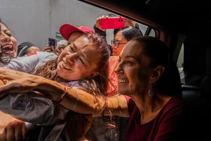 Claudia Sheinbaum saluda a sus seguidores abordo de su coche en el Valle de Chalco.