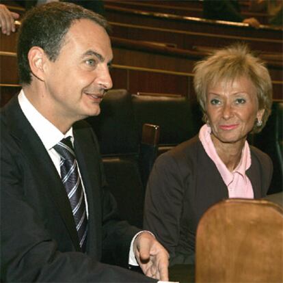 José Luis Rodríguez Zapatero, junto a María Teresa Fernández de la Vega, en el Congreso de los Diputados.