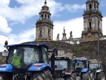 Los tractores rondan la Muralla de Lugo