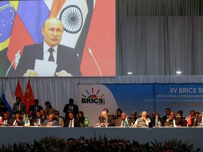 Johannesburg (South Africa), 24/08/2023.- A screen shows Russian President Vladimir Putin virtually delivering remarks at a meeting during the 15th BRICS Summit, in Johannesburg, South Africa, 24 August 2023. South Africa is hosting the 15th BRICS Summit, (Brazil, Russia, India, China and South Africa), as the group'Äôs economies account for a quarter of global gross domestic product. Dozens of leaders of other countries in Africa, Asia and the Middle East are also attending the summit. (Brasil, Rusia, Sudáfrica, Johannesburgo) EFE/EPA/MARCO LONGARI / POOL
