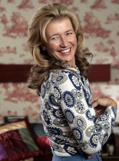 La actriz Ana Duato, que interpreta a Mercedes Alcántara en la serie de TVE <i>Cuéntame cómo pasó</i>, ha sido galardonada por la Asociación de Cronistas de Espectáculo de Nueva York (ACE) como la Personalidad Femenina del Año en televisión. ACE es una institución fundada en 1967 por un grupo de periodistas y otorga estos premios desde hace 42 años. La ceremonia de entrega de estos galardones tendrá lugar este sábado en Nueva York y la encargada de recoger el premio será la también actriz Ana Arias, Paquita en la serie, ya que Duato estará de visita en Haití como embajadora de Buena Voluntad de UNICEF. Esta asociación ya galardonó el año pasado a Imanol Arias por su papel en el mismo espacio.
