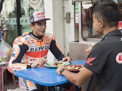 Marquez y Nakarin Atiratphuvap, del equipo de Honda en Asia, en Bangkok.