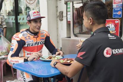 Marquez y Nakarin Atiratphuvap, del equipo de Honda en Asia, en Bangkok.