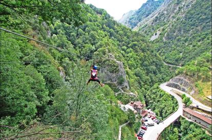 En pleno desfiladero de los Beyos, junto a una suerte de paredes y cascadas que se derraman desde las cumbres, incluida la de Aguasaliu, imponente con su espolón, Puente Vidosa (puentevidosa.com) es uno de los mayores parques de aventura en la naturaleza de España, e incluye actividades de aventura y un circuito de siete vías ferratas de todas las dificultades y para todos los públicos, niños y principiantes incluidos, con puentes tibetanos, pasos verticales, travesías, rapeles y hasta cables extremos y tirolinas. Inicio: carretera N-625, kilómetro 134,4, cerca de Ponga. Tiempos: Desde una hora y media. Precio: de 6 euros (yendo por libre) a 45 euros (con guía y material incluidos).