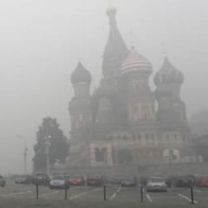 La Plaza Roja de Moscú y el edificio del Kremlin (d) entre la densa humareda procedente de los incendios registrados en las inmediaciones de la capital rusa desde hace unos días.