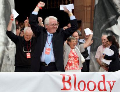 Familiares y amigos de las víctimas celebran las conclusiones del <i>Informe Saville,</i> en Derry.