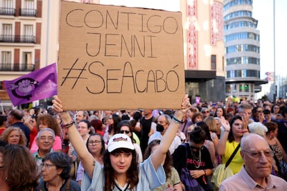 Soccer Football - People protest against Royal Spanish Football Federation President Luis Rubiales - Plaza Callao, Madrid, Spain - August 28, 2023 A woman holds a banner in support of Spain's Jennifer Hermoso during a protest in Madrid REUTERS/Isabel Infantes