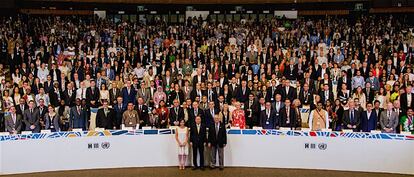 Grupo de alcaldes en la Segunda Asamblea Mundial de Gobiernos Locales y Regionales con Ban Ki-moon y Joan Clos
