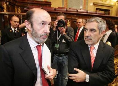 Alfredo Pérez Rubalcaba (izquierda) y Gaspar Llamazares, durante el pleno del  Congreso.