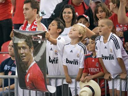 Un grupo de niños, con una foto de Cristiano Ronaldo, durante el partido.
