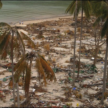 THAILAND - DECEMBER 30: Kho Phi Phi Island Devastated By Tidal Wave That Struck Seven Countries After Powerful Dec. 26 Earthquake Off Sumatra. On December 30, 2004 In Thailande (Photo by Patrick AVENTURIER/Gamma-Rapho via Getty Images)