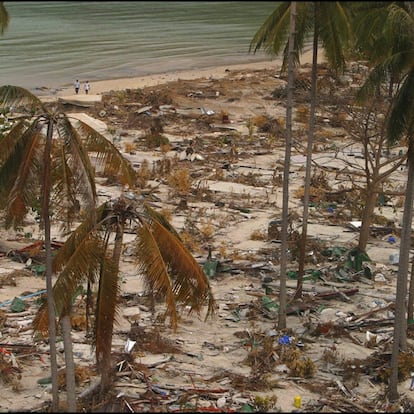 THAILAND - DECEMBER 30:  Kho Phi Phi Island Devastated By Tidal Wave That Struck Seven Countries After Powerful Dec. 26 Earthquake Off Sumatra. On December 30, 2004 In Thailande   (Photo by Patrick AVENTURIER/Gamma-Rapho via Getty Images)