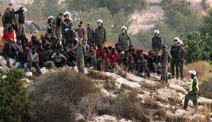 Tanto en territorio español, con la Guardia Civil, como en el lado marroquí se ha establecido un fuerte despliegue de seguridad, que "ha dado resultado", según las fuentes, ya que ningún inmigrante ha conseguido entrar a Melilla.