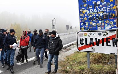 Un grupo de reporteros graba a los policías italianos controlando la llegada de migrantes en la localidad fronteriza de Claviere (Italia).