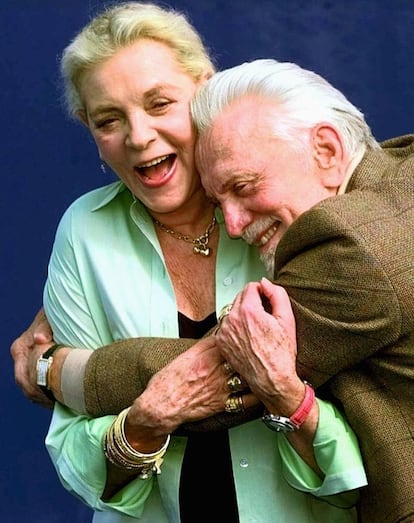 Con Lauren Bacall, en la presentación de 'Diamonds', de John Asher, en el Festival de Venecia en 1999. En lo personal ha destacado por su temperamento y sus ideas de izquierdas, un hombre con gran vigor y entusiasmo en todo lo que realizaba.